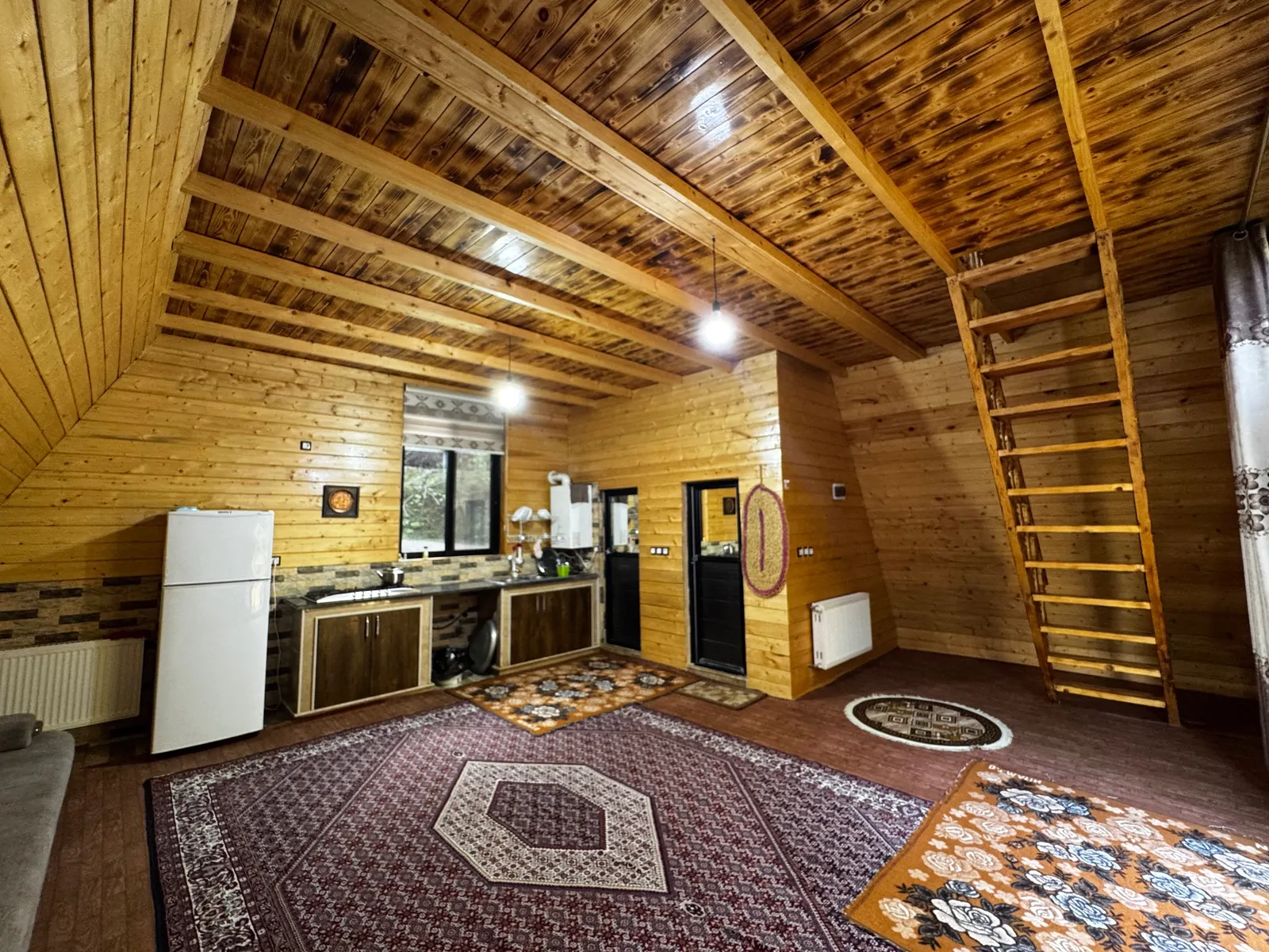 سوئیسی بهرام لب رودخانه