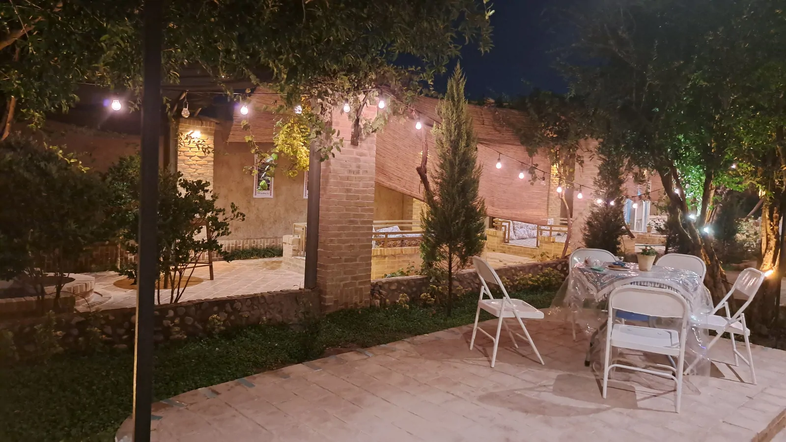 طـُرفه سپیدار (گلیم) با صبحانه رایگان
