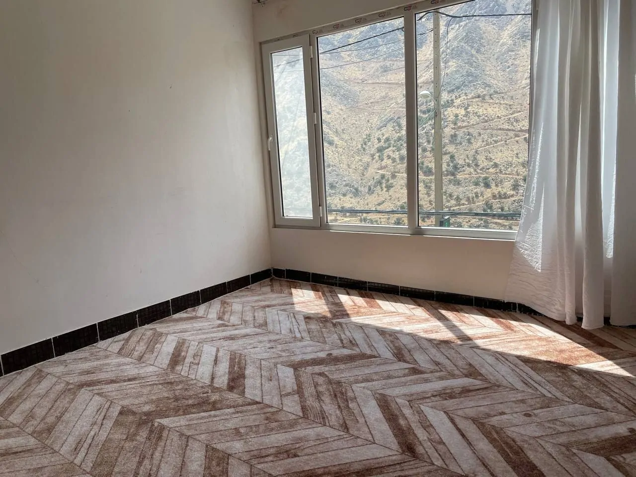 روستایی با ویو کوهستان