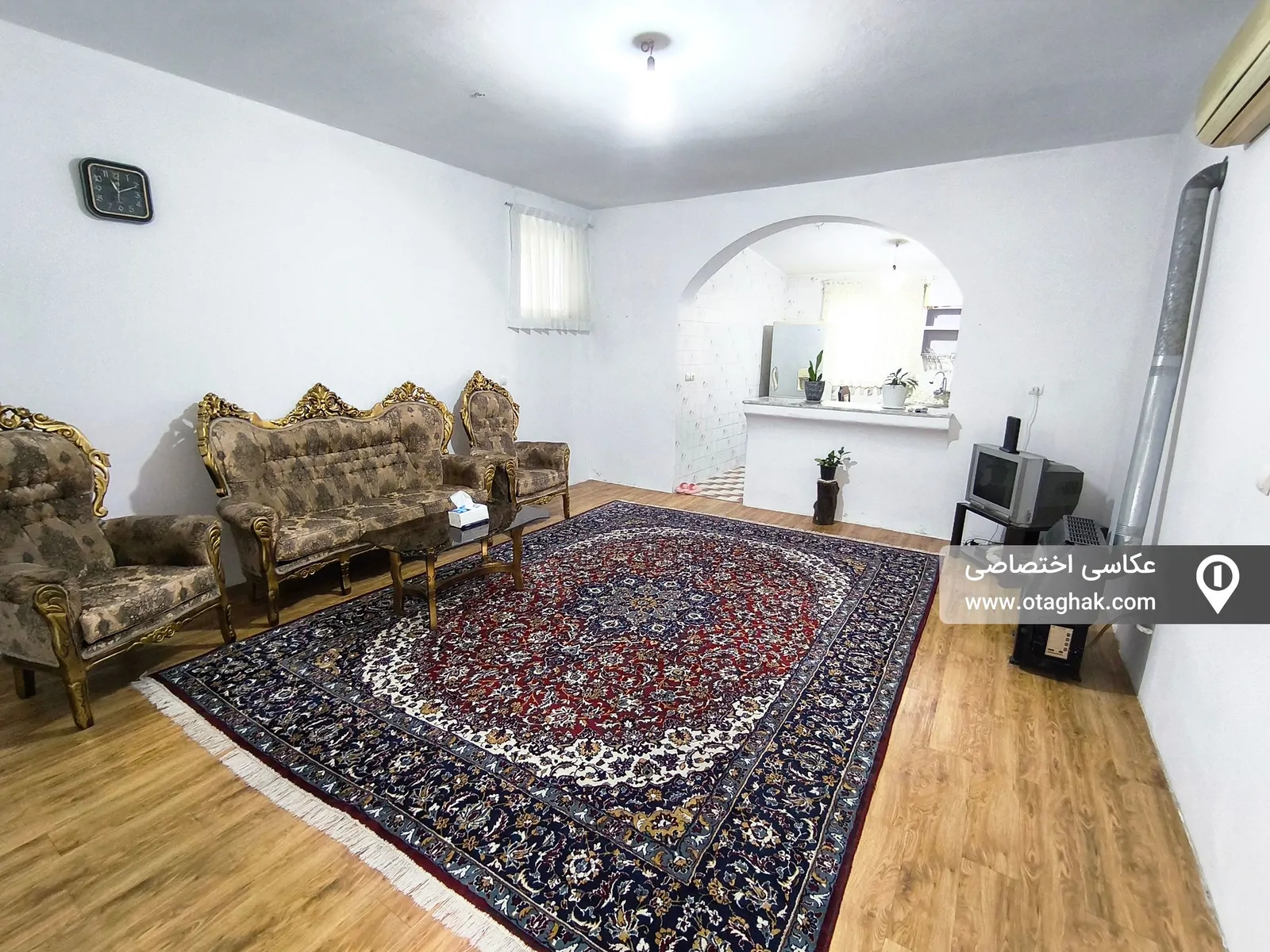 مهر و صفا با کلبه چوبی