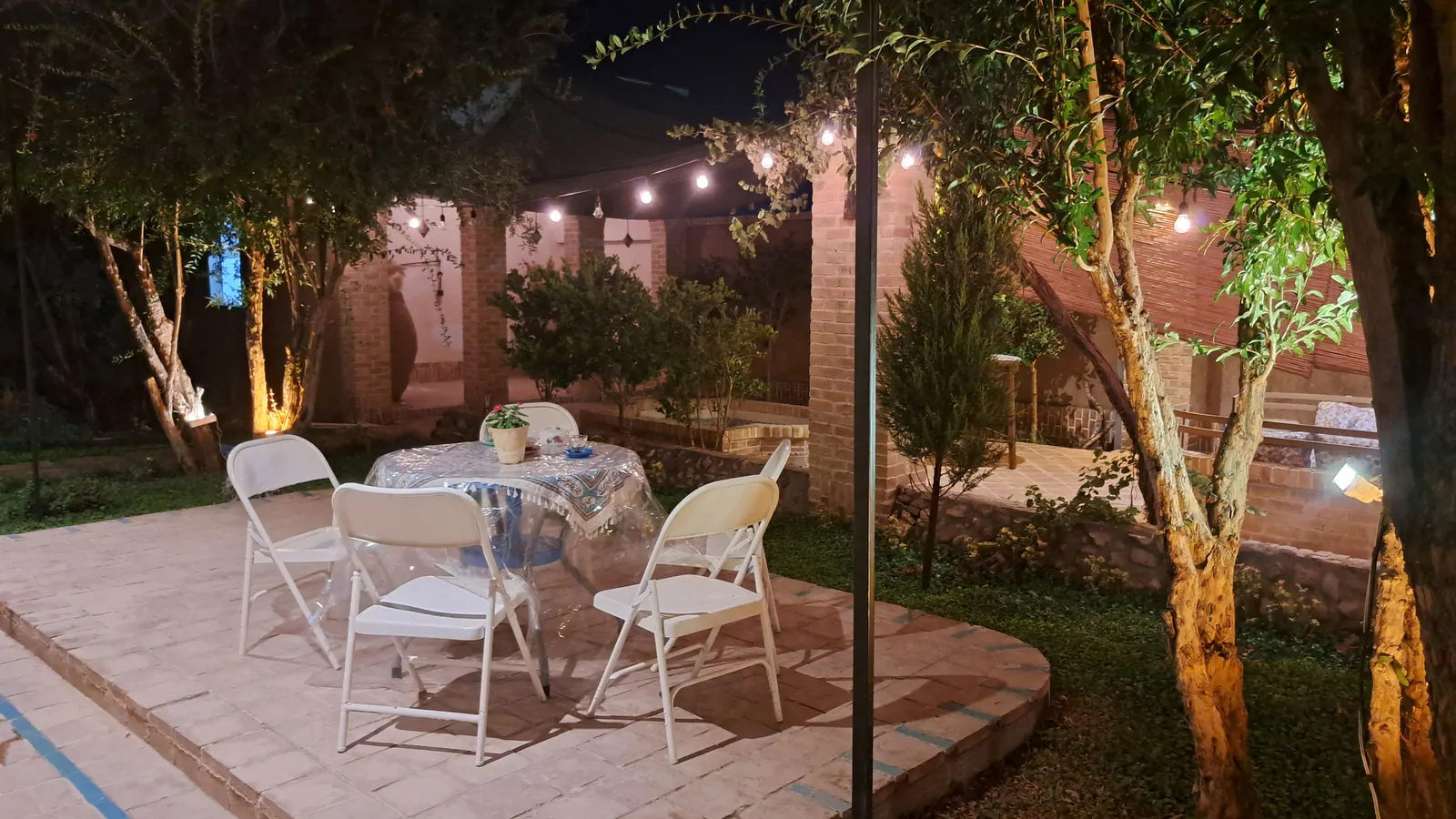 طـُرفه سپیدار (گلیم) با صبحانه رایگان