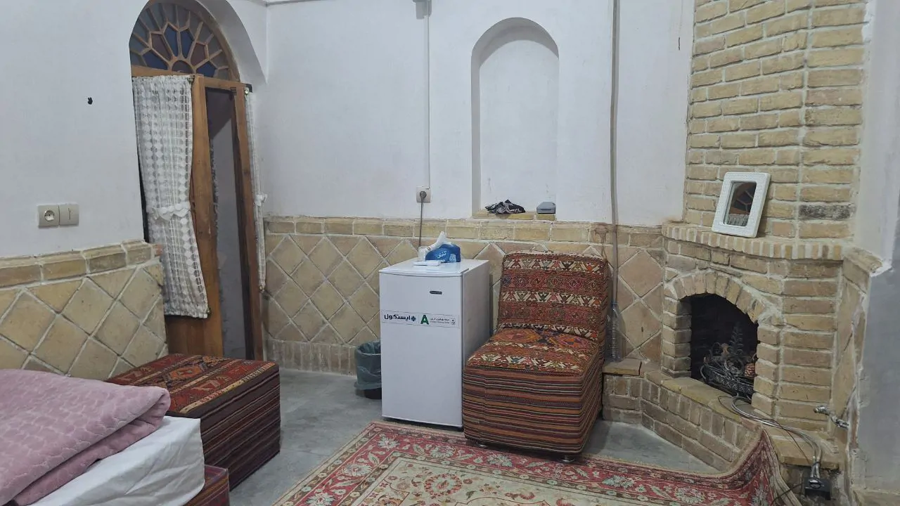 طـُرفه سپیدار (گلیم) با صبحانه رایگان