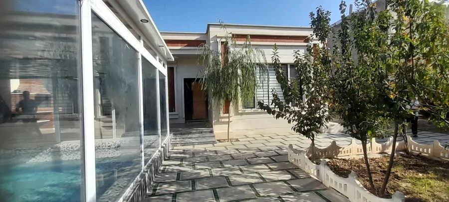 تصویر ۱ - ویلا استخردار آبگرم کامرانیه در چهارباغ