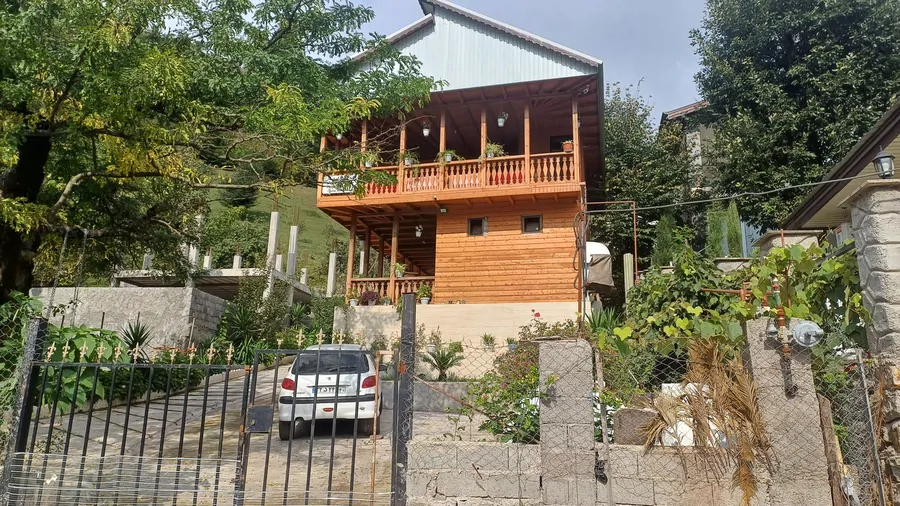 تصویر ۱ - کلبه چوبی کوهستان در رستم آباد