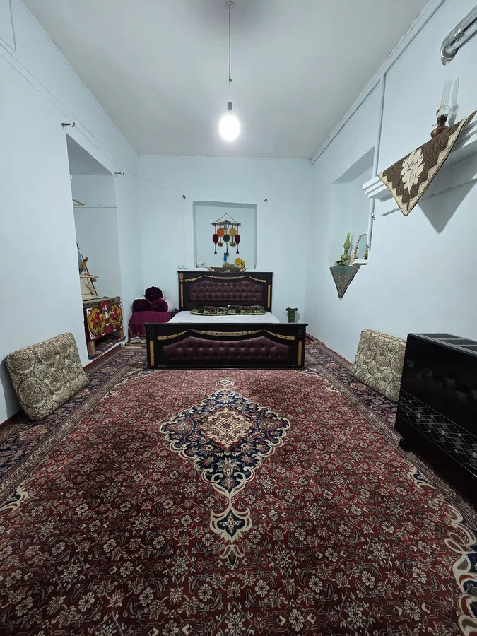 تصویر ۱ - اقامتگاه بوم‌گردی خونه ایوونی (اتاق قالی) در  اقلید