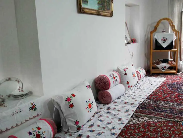 تصویر ۱ - اقامتگاه بوم‌گردی چنارستان (اتاق شمعدانی) در  نیشابور