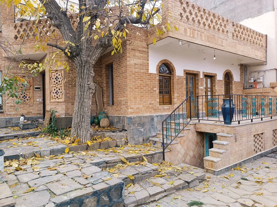 تصویر ۱ - ویلا باغ آسمان (پاییز) در همدان