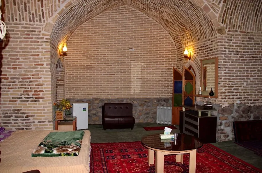 تصویر ۱ - اقامتگاه بومگردی شاه عباسی دودهک (اتاق شاهنشین 2) با صبحانه رایگان در دلیجان