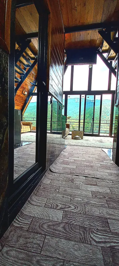 تصویر ۱ - کلبه کلبه کاج با تراس رویایی در زیراب