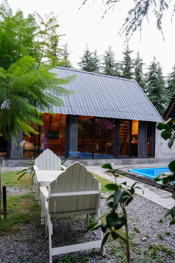 تصویر ۱ - کلبه سوئیسی استخردار آبگرم سدروس در  چالوس