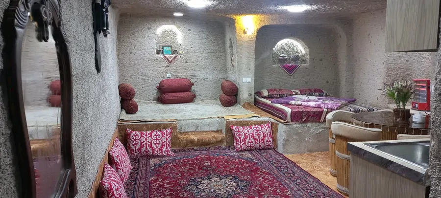 تصویر ۱ - سوییت اقامتگاه صخرهای احمدی در اسکو