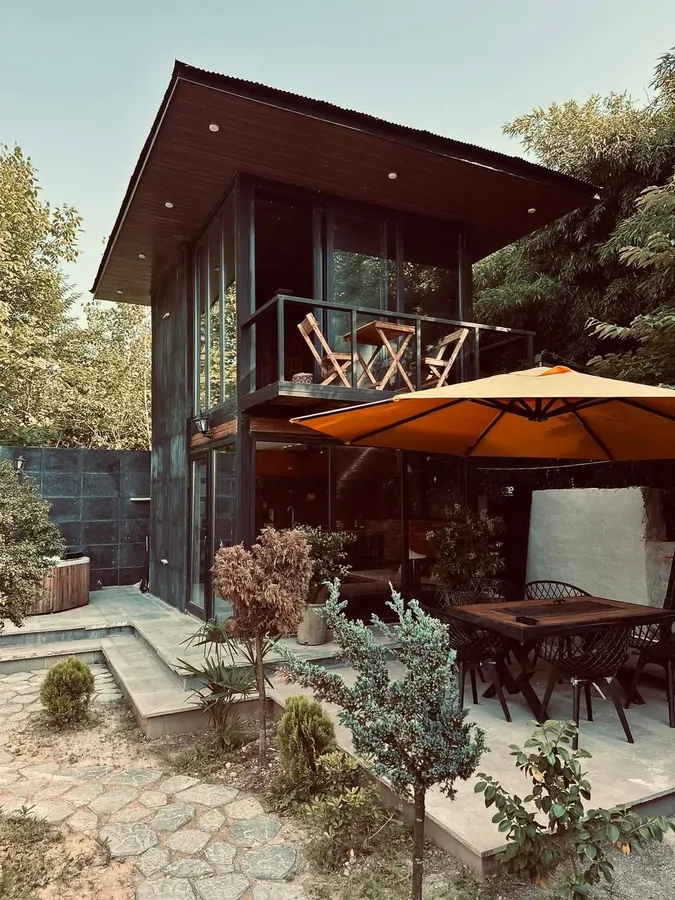 تصویر ۱ - کلبه شیشه ای با جکوزی در فومن