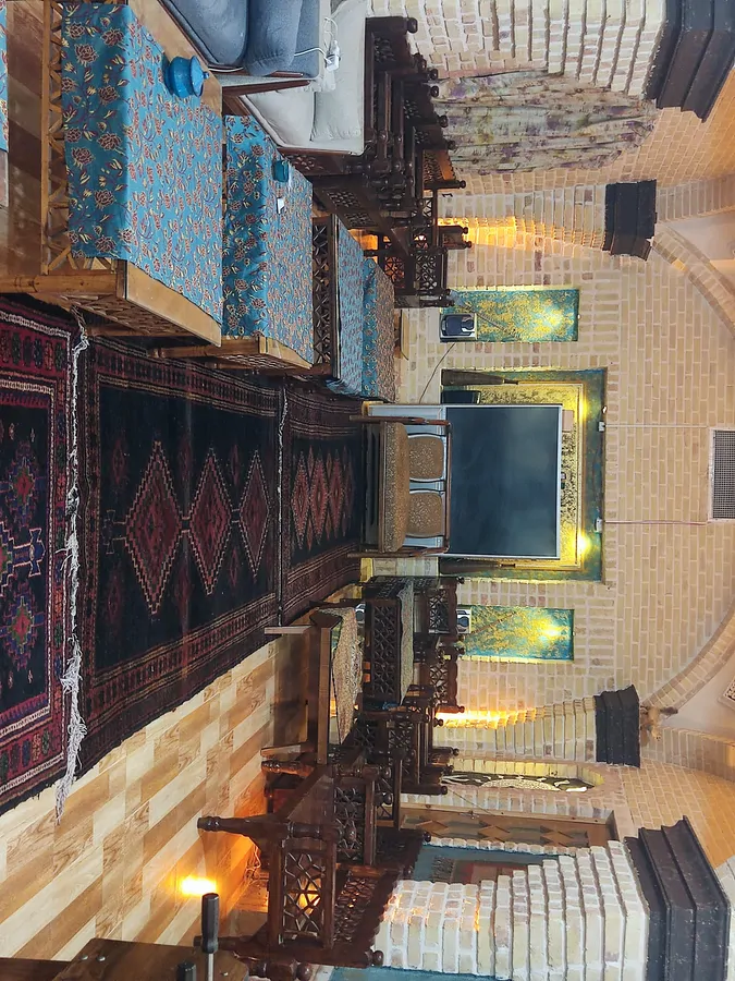 تصویر ۱ - اقامتگاه بوم‌گردی عمارت ماهورا با معماری خاص آجری  در  گرمسار