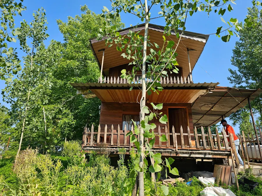 تصویر ۱ - کلبه چوبی مرتضی در سوادکوه