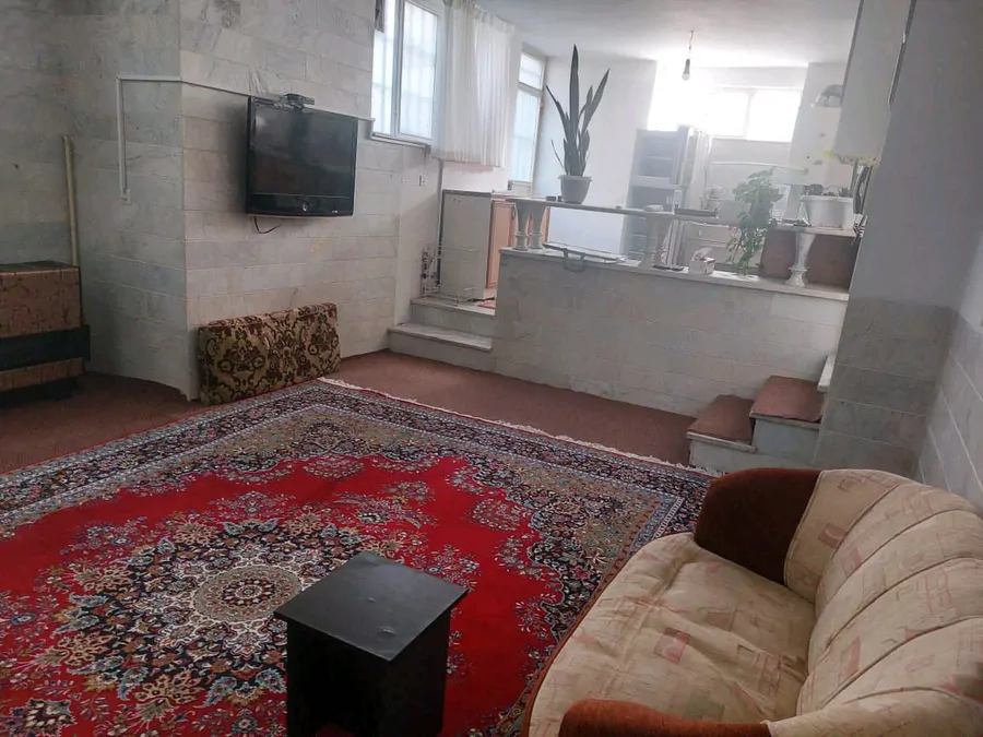 تصویر ۱ - آپارتمان حیاطی زیبا وپرگل نزدیک سرچشمه محلات وابکرم۱ ۱ در محلات