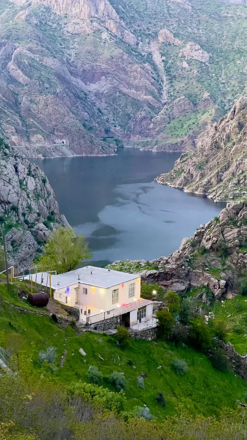 تصویر ۱ - خانه داریان نزدیک سد در پاوه