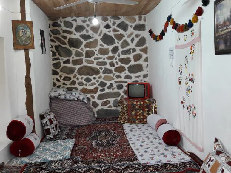تصویر ۱ - اقامتگاه بوم‌گردی چنارستان (اتاق ارکیده) در  نیشابور
