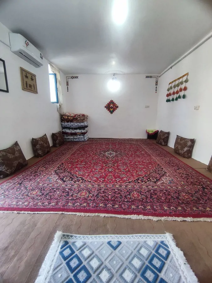 تصویر ۱ - اقامتگاه بومگردی قهرمان بابکان (اتاق بابونه) در کازرون