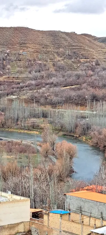 تصویر ۱ - ویلا ویلایی حیاط دار بزرگ باباربیکیوروبه رودخانه زاینده رود در چادگان