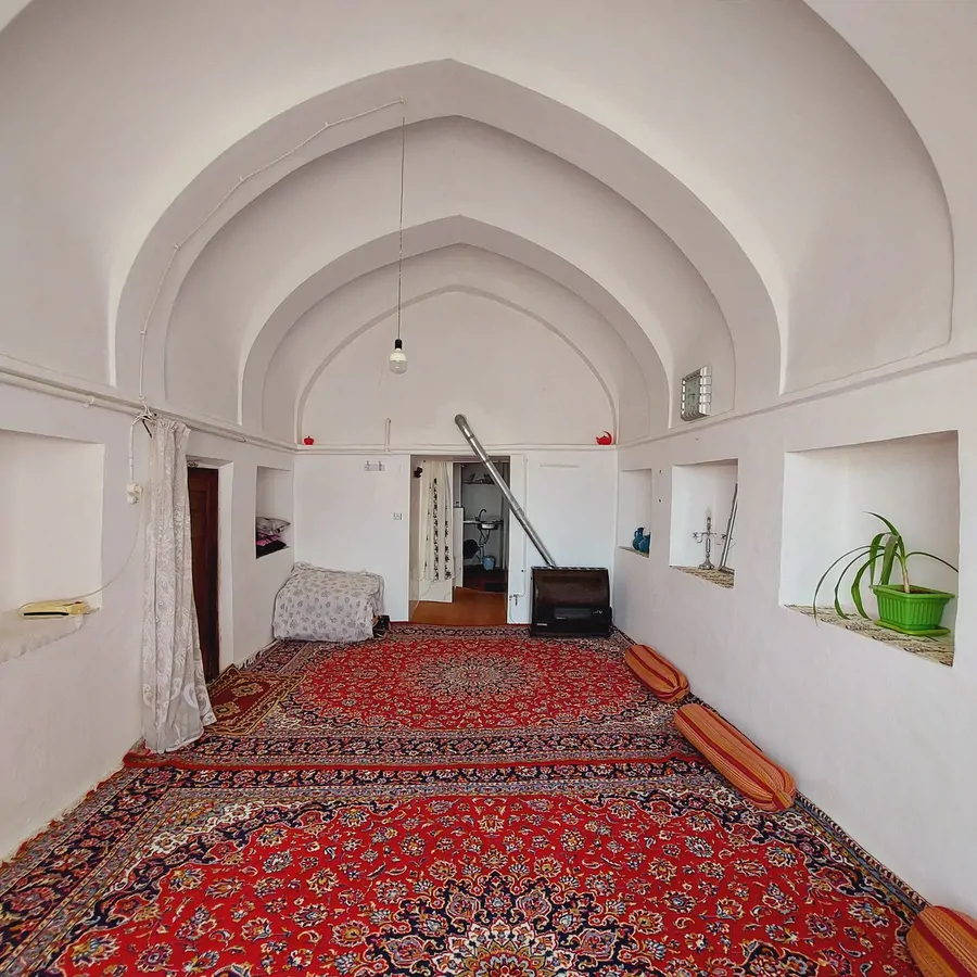 تصویر ۱ - سوییت شمس العماره (اتاق سی طاقچه) در اردستان