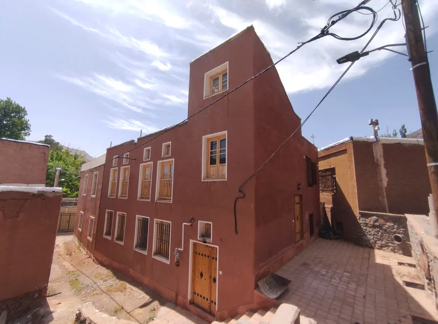 تصویر ۱ - خانه سرخ در ابیانه