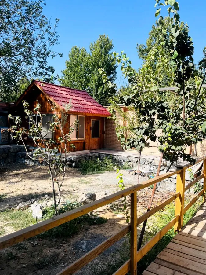 تصویر ۱ - ویلا کلبه چوبی با استخر آبگرم در  باغ بهادران