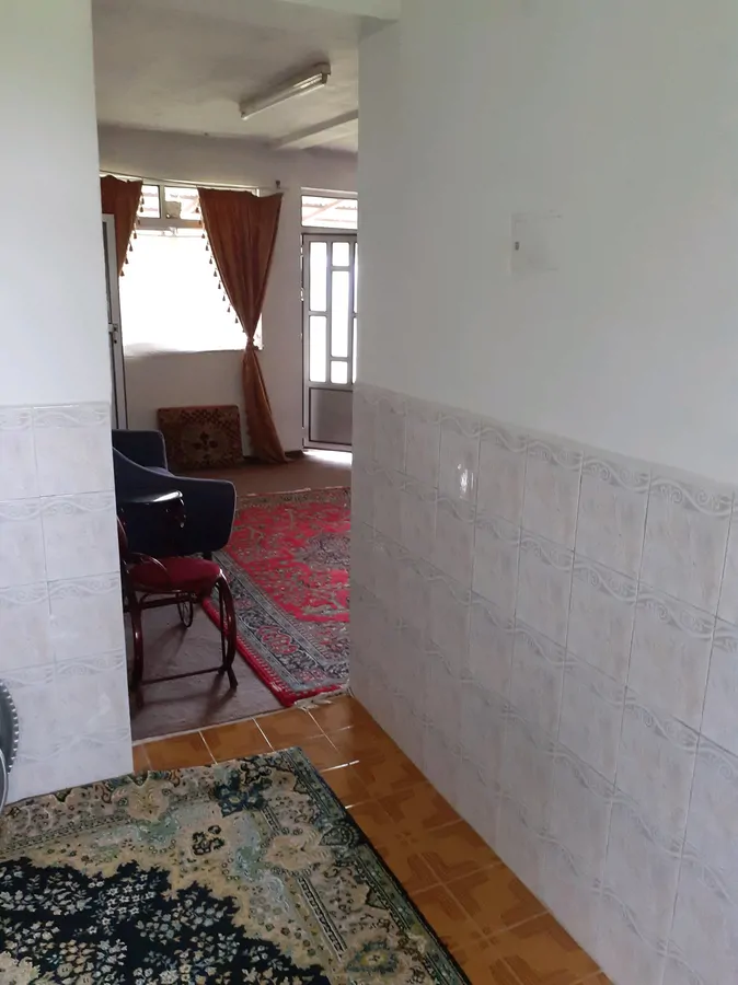 تصویر ۱ - ویلا ویلا دارای حیاط بزرگ میباشد با درختان زیبا در پرهسر