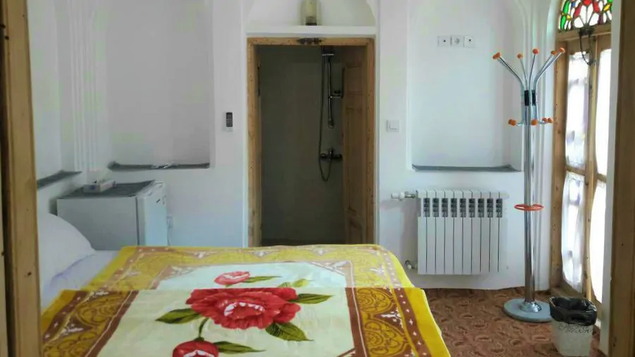 تصویر ۱ - اقامتگاه بوم‌گردی سرزمین آفتاب اتاق ۳ دری در  یزد