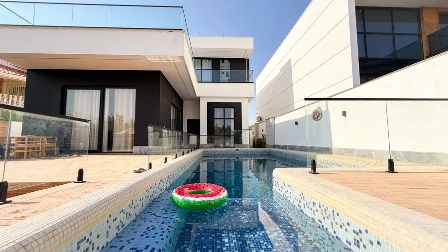 تصویر ۱ - ویلا استخردار آبگرم زنبق با فوتبال دستی در  چهارباغ