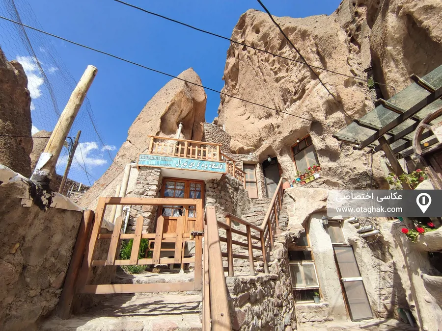 تصویر ۱ - اقامتگاه بومگردی صخره ای تورال در کندوان