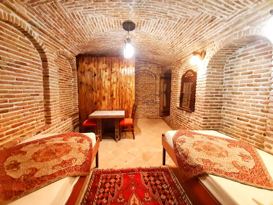 تصویر ۱ - هتل سنتی رزاز (سرداب) در  تهران