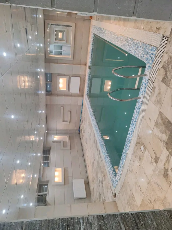 تصویر ۱ - ویلا فلت چهار فصل استخر دار صدرا در صدرا