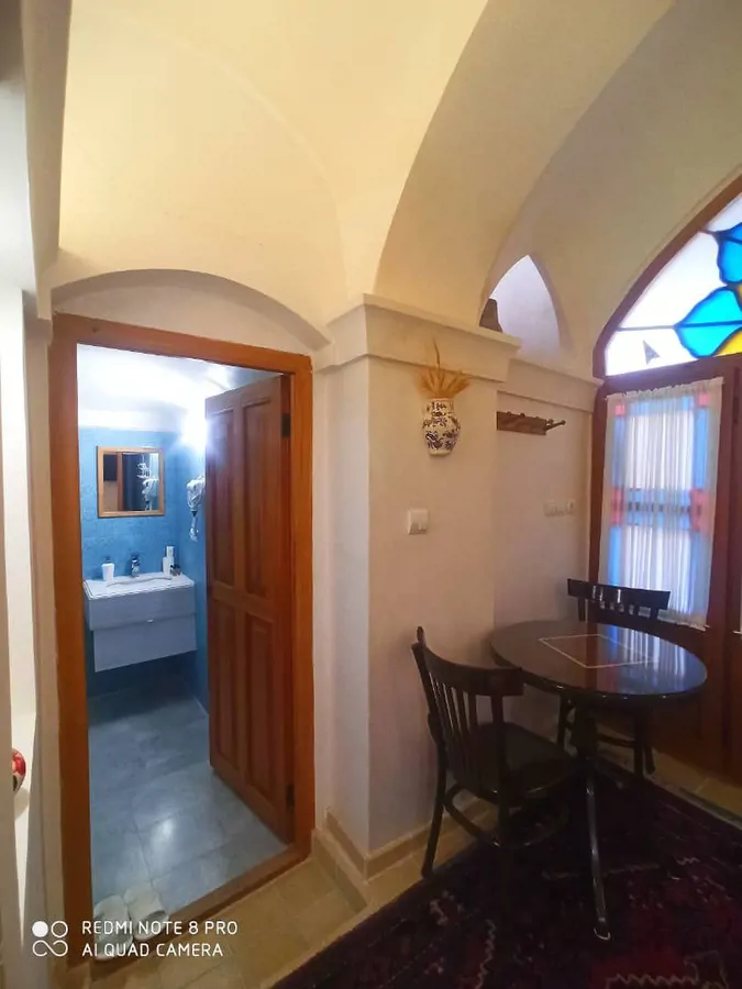 تصویر ۱ - هتل سنتی هتل سنتی صباغیان ( اتاق فیروزه 102 سه نفره) در کاشان