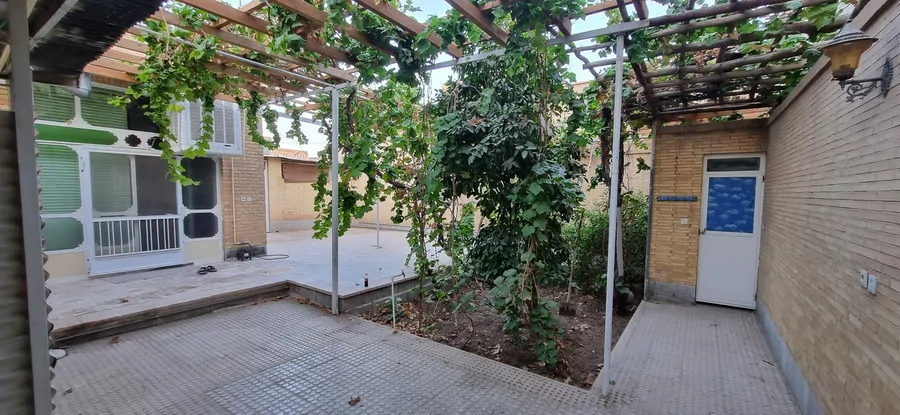 تصویر ۱ - خانه همکف حیاط سرسبز در  یزد