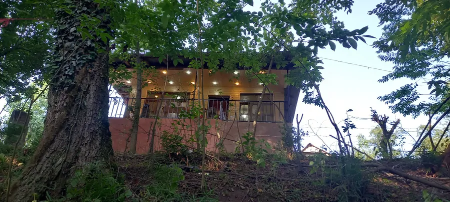 تصویر ۱ - کلبه کلبه چوبی وسط جنگل  در  لفور