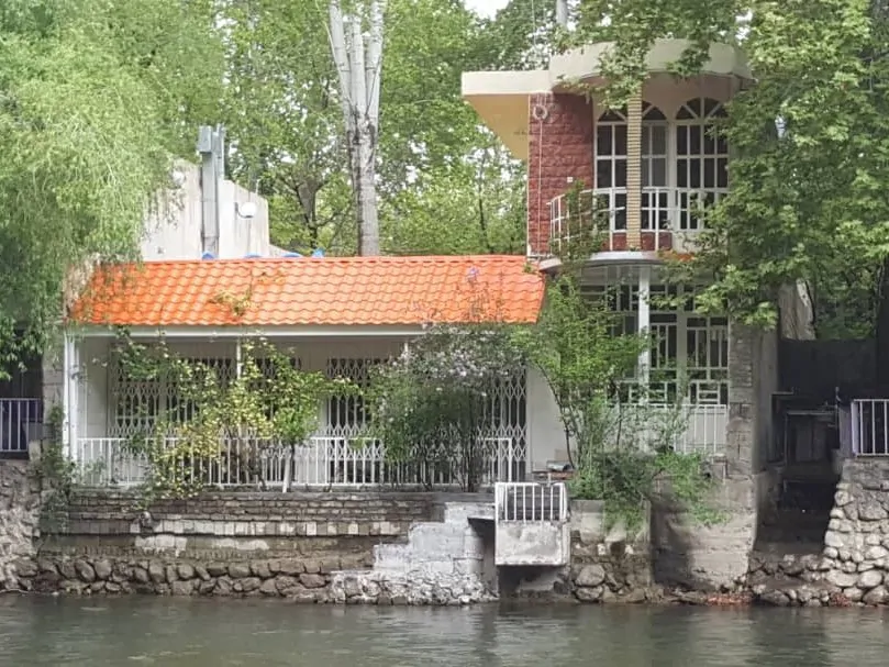 تصویر ۱ - ویلا سوار برآب در  باغ بهادران