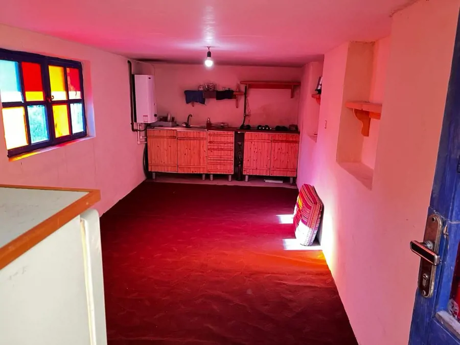 تصویر ۱ - کلبه کلبه چوبی جهان آغشت در کردان