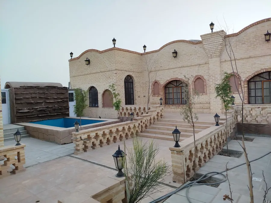 تصویر ۱ - اقامتگاه بوم‌گردی اقامتگاه بومگردی ماهورا با معماری خاص و چشمگیر و دیدنی  در  گرمسار