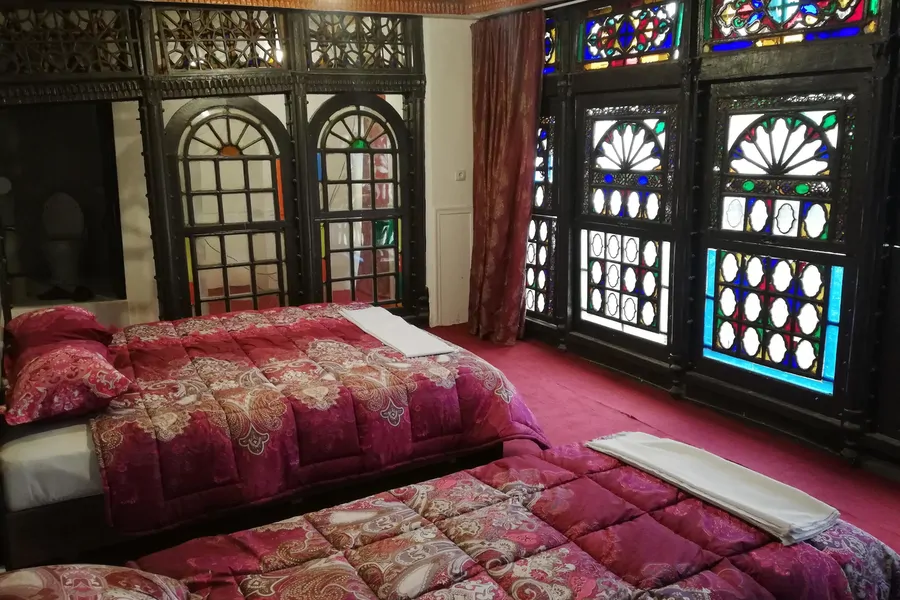تصویر ۱ - اقامتگاه بوم‌گردی عمارت قاجاریه (اتاق شاه نشین) در  شیراز