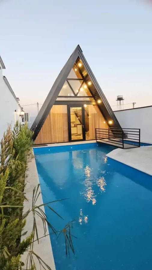 تصویر ۱ - کلبه کلبه سوئیسی نیایش با استخر ۴ فصل در کردان