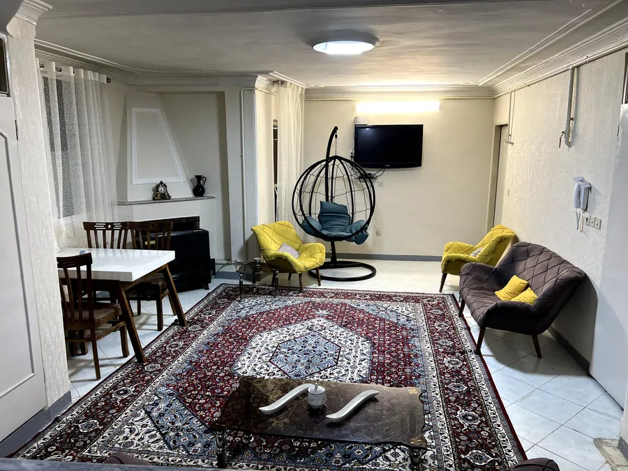 تصویر ۱ - آپارتمان واحد تمیز ومرتب مرکز شهر در همدان