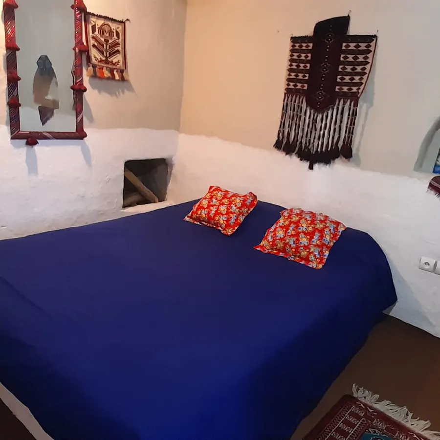 تصویر ۱ - اقامتگاه بوم‌گردی ساسنگ (اتاق زیتون) در  مینودشت