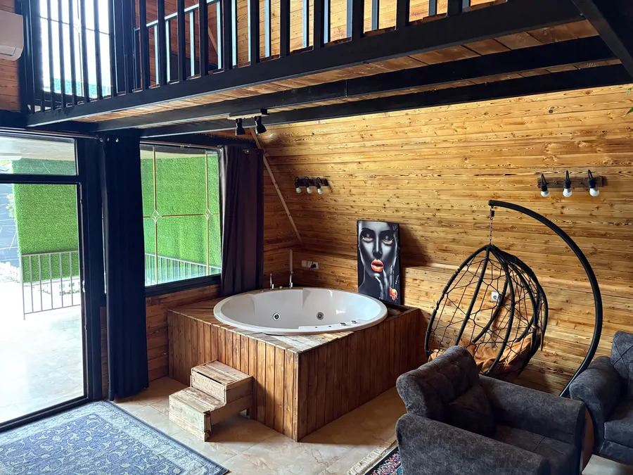 تصویر ۱ - کلبه سوئیسی رز با جکوزی  در  لفور