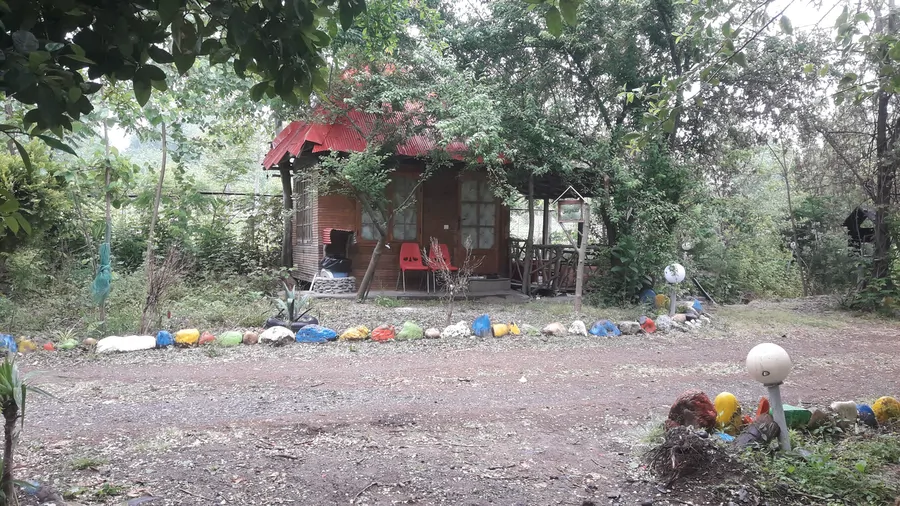 تصویر ۱ - کلبه چوبی زنبق در  سنگر