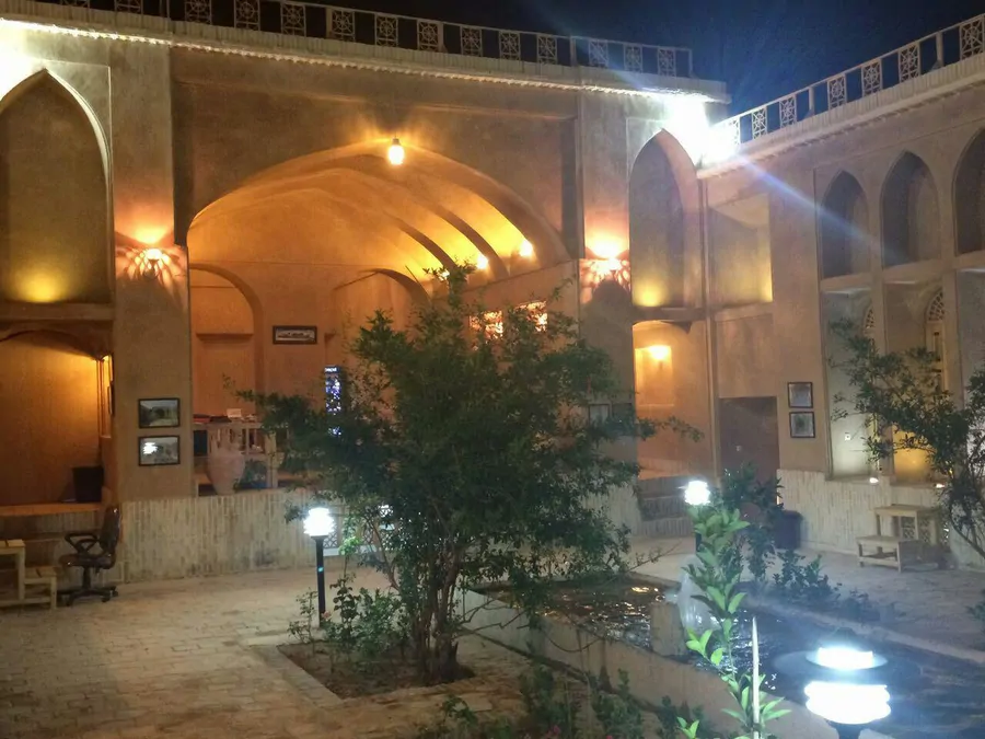تصویر ۱ - هتل سنتی شعرباف (لاله ـ دو تخته) در  یزد
