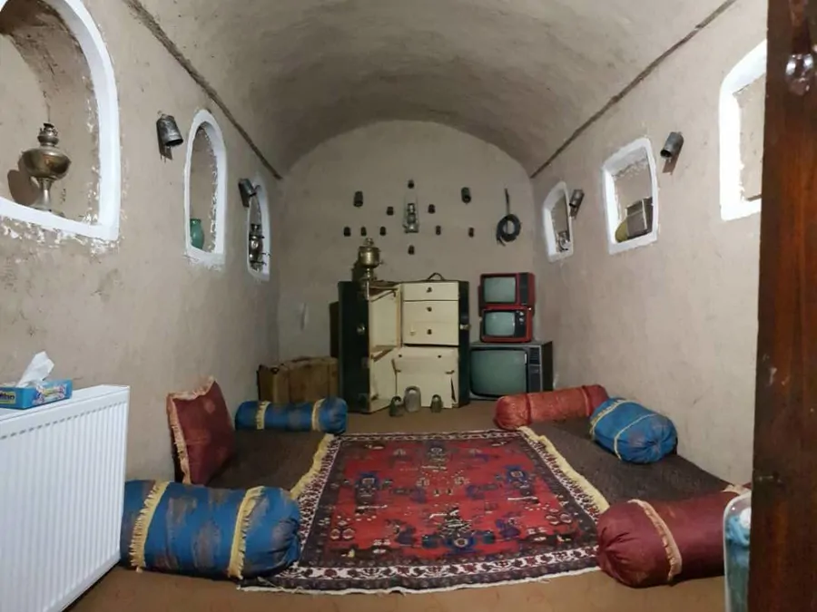تصویر ۱ - اقامتگاه بوم‌گردی آقای نقاش(اتاق الالنگو) در  راین کرمان