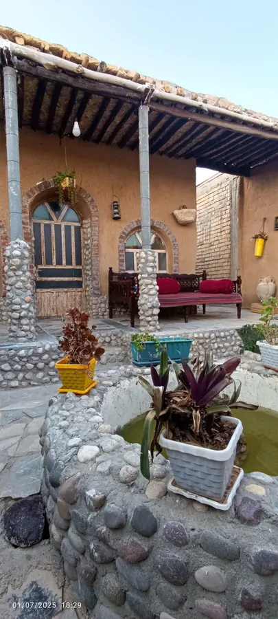 تصویر ۱ - اقامتگاه بوم‌گردی سنتی وسنگی با سقف گنبدی وایوان چوبی در  صفا شهر فارس