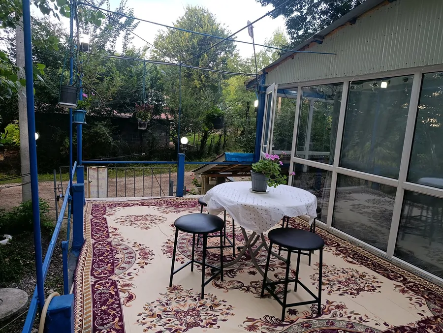 تصویر ۱ - اقامتگاه بومگردی دوطبقه، طبقه ی بالا شیشه ای، تراس بزرگ با منظره درختان صنوبر در رشت