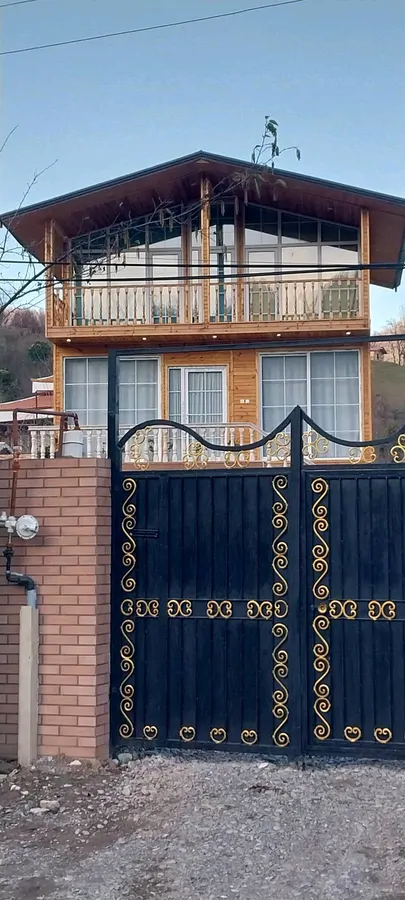 تصویر ۱ - کلبه کلبه دو طبقه (سوئسی مدرن )شب پرستاره با چشم انداز کوه و جنگل و برکه بزرگ در ماسال