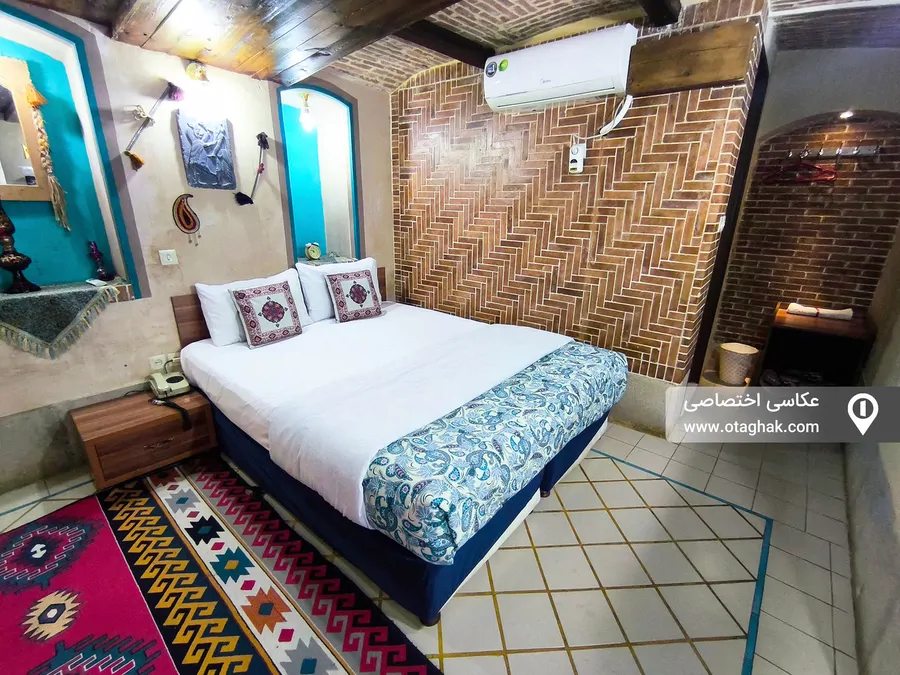 تصویر ۱ - اقامتگاه بومگردی ماه منیر (اتاق شاهنشین) در شیراز